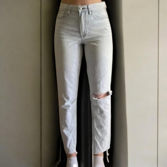 American Eagle Outfitters Denim - American Eagle High Rise Mom Jeans in Light Blue Wash Size 8